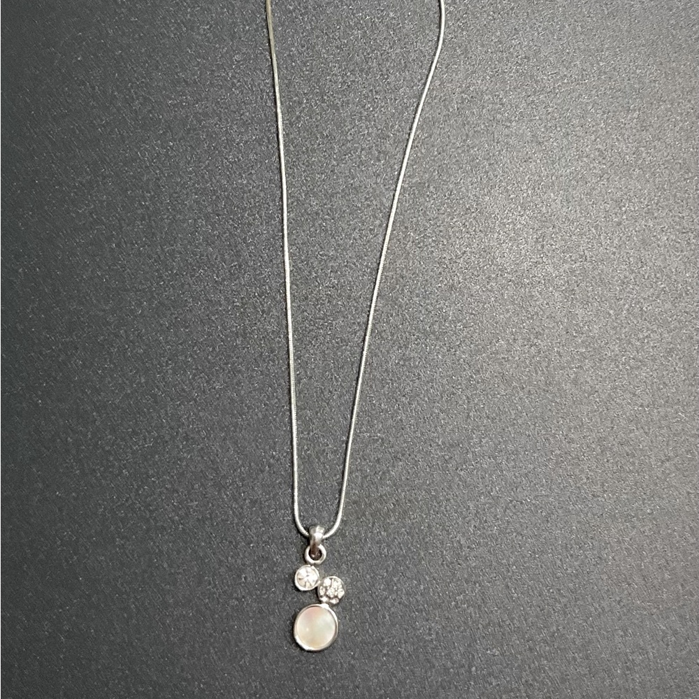 Pearl look pendant with chain